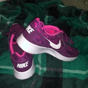 pink nike running tennis shoes